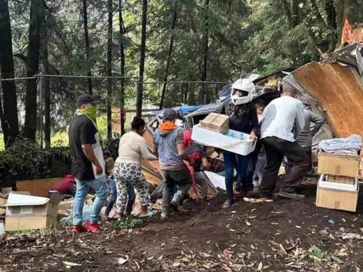 Tras volcadura de camioneta se roban víveres para Acapulco