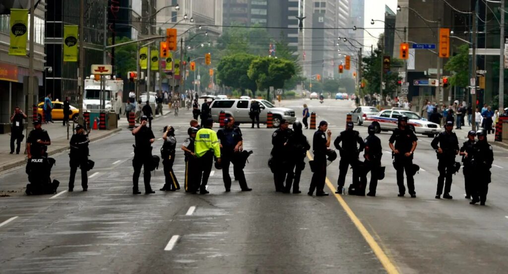 Policía de Canadá investiga tiroteos en dos escuelas judías en Montreal