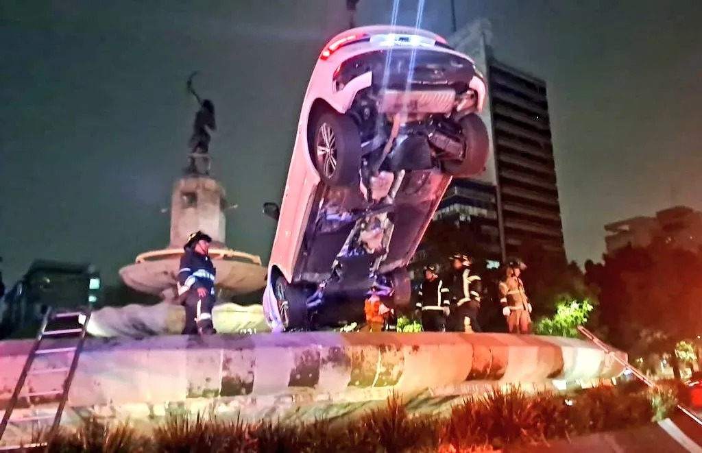 Auto pierde el control y se impacta contra la Diana Cazadora en CDMX