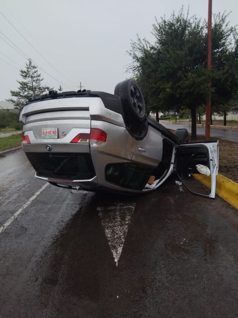 Dejó su carro ruedas para arriba y escapó (video)