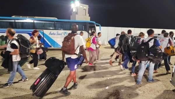 Cruzan 500 extranjeros y 7 heridos palestinos de Gaza a Egipto