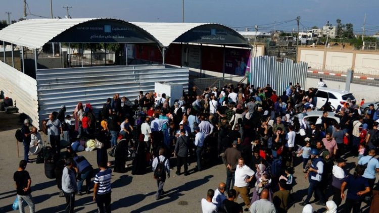 Cruzan 500 extranjeros y 7 heridos palestinos de Gaza a Egipto