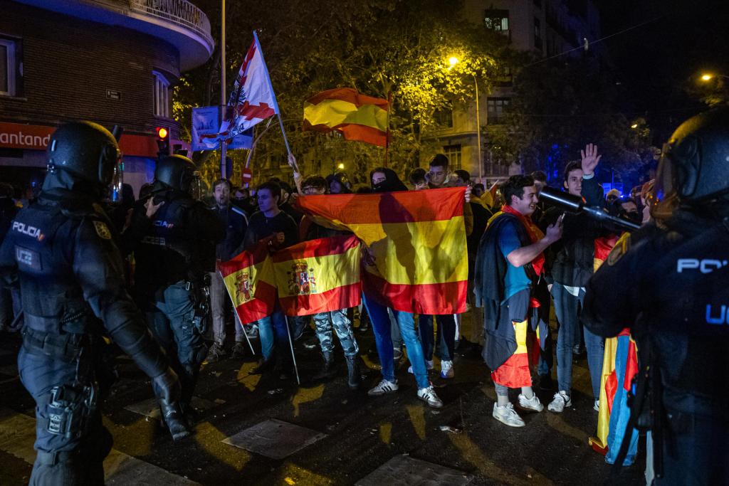 Se registra la décima noche de protestas ante la sede del PSOE en Madrid