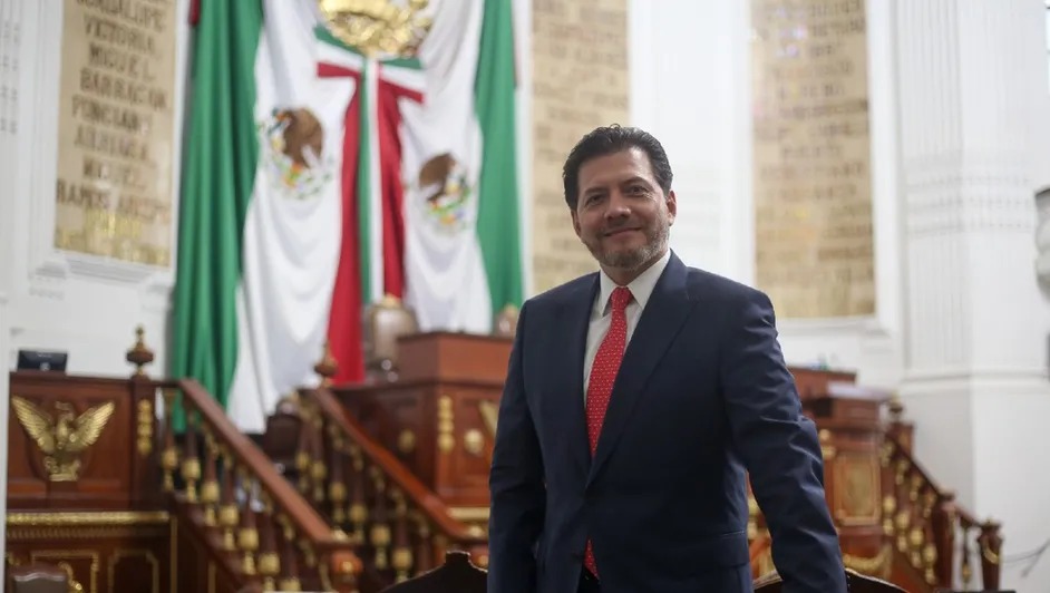 Víctor Hugo Lobo anuncia su salida del PRD; Morena lo invita a sus filas
