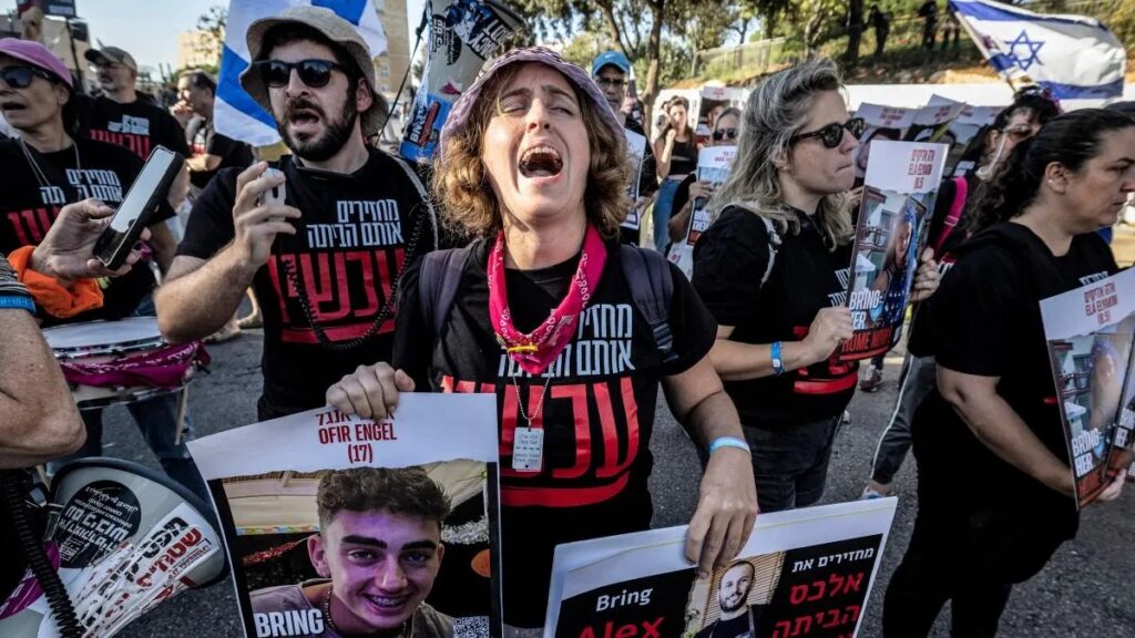 Familias de rehenes en Gaza exigen a Israel un acuerdo inmediato para liberarlos