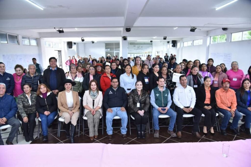 Conafor ofrece curso regional de artesanías con acícula de pino.