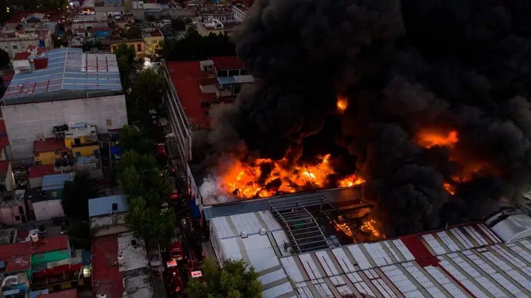 Fiscalía investiga las causas del incendio en bodega de CDMX