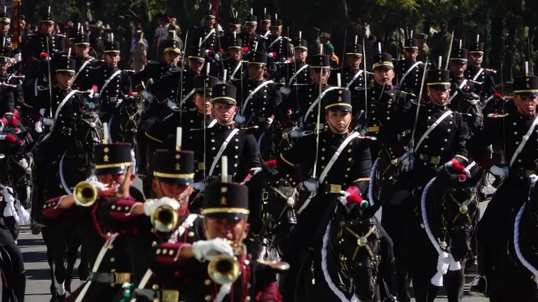 ¿Quiénes participarán en el desfile del 20 de noviembre?