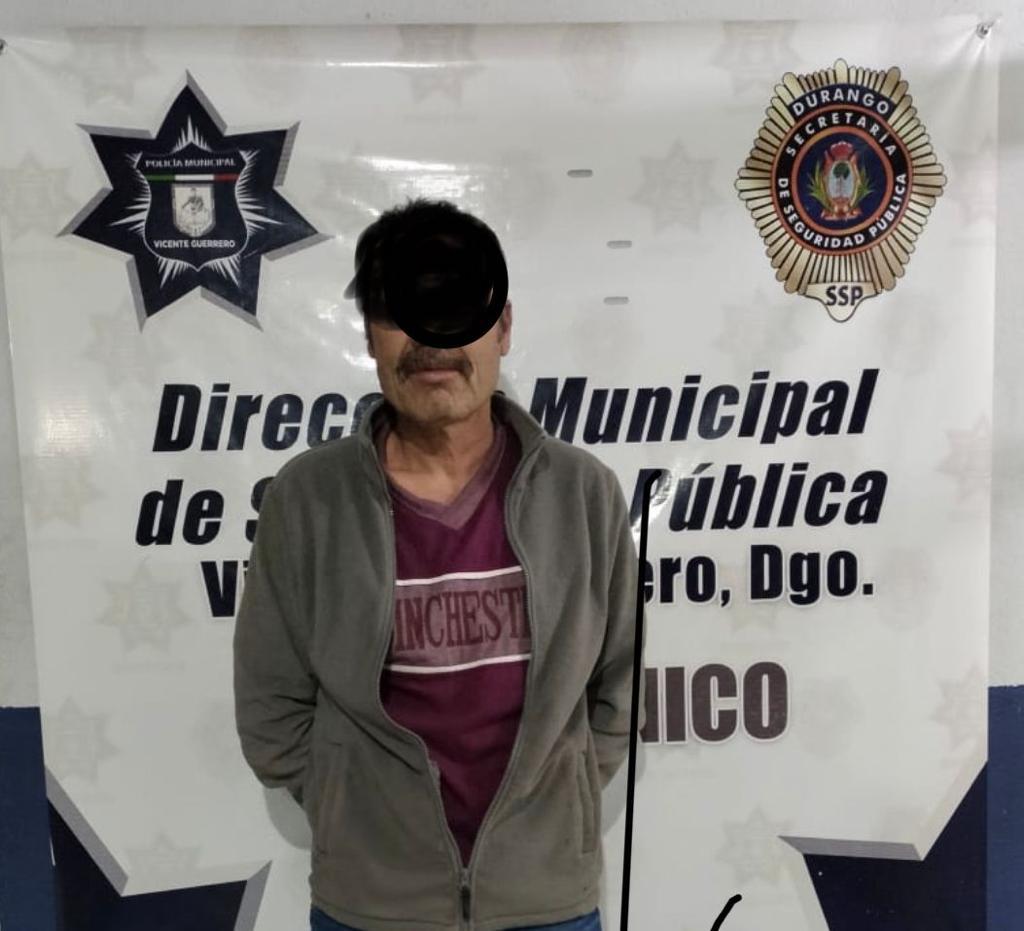 Piropeó a su acompañante y lo atacó con desarmador