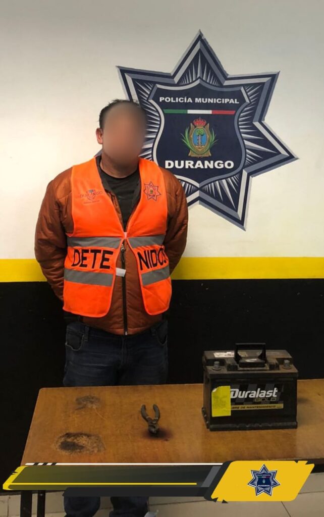 Dejó sin pila un vehículo, pero lo vio la policía