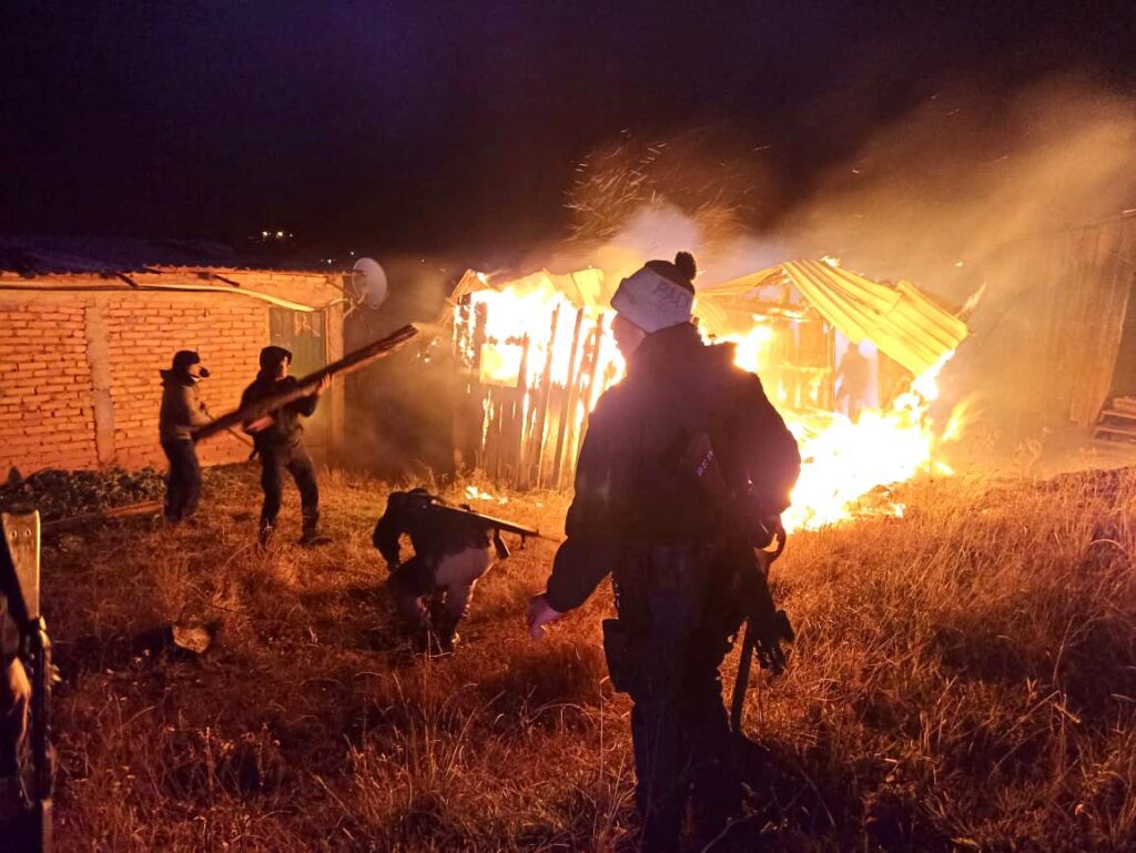 Policías ayudaron a sofocar voraz incendio (video)
