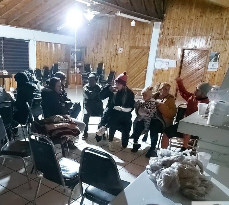 Apoyan a más de 35 personas en albergues por cierre de carreteras
