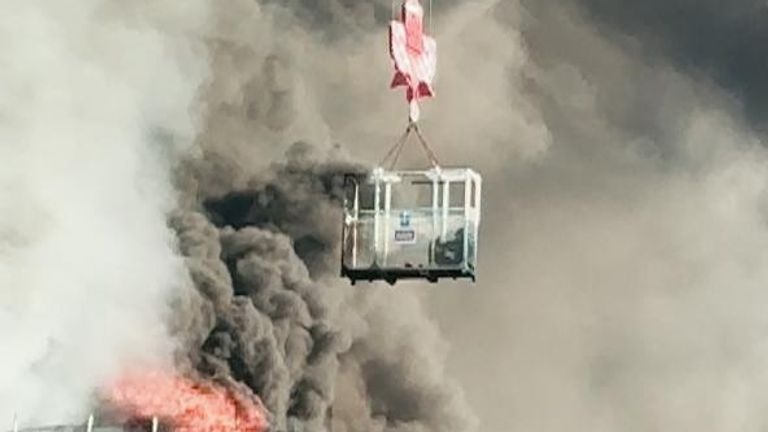Fuerte incendio en edificio de Reino Unido deja dos hospitalizados