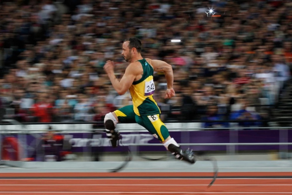 Atleta paralímpico queda en libertad condicional tras matar a su novia en 2013