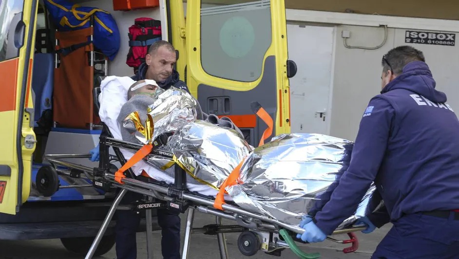 Embarcación se hunde en Grecia; buscan a 13 personas