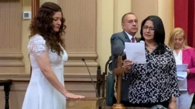 Una diputada argentina juró vestida de novia: «Hoy me caso con la gente»