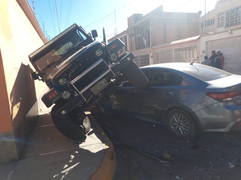Auto se pasa alto y lo aplasta un Jeep