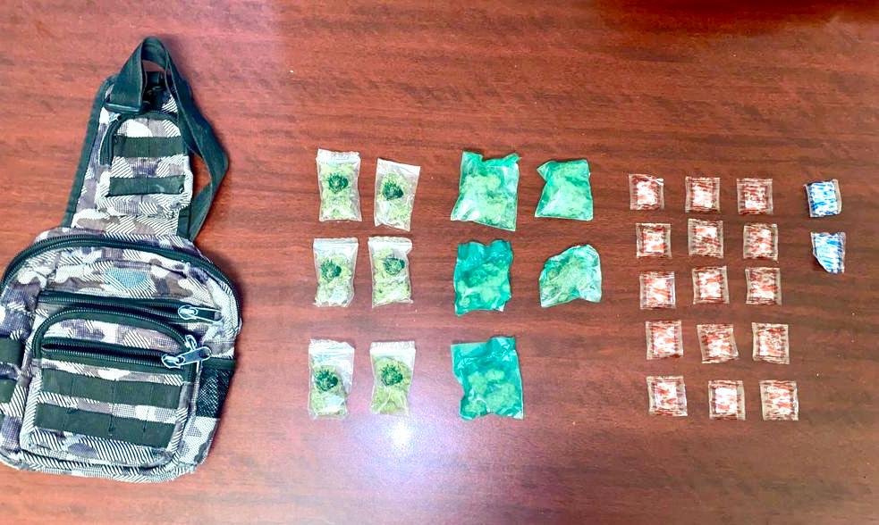 Deja cargamento de droga y escapa