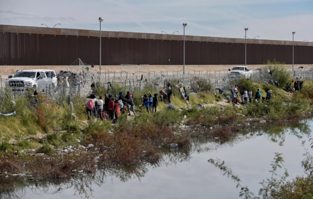 Migrantes quedan varados en la frontera de México-EU con temperaturas de 2 grados