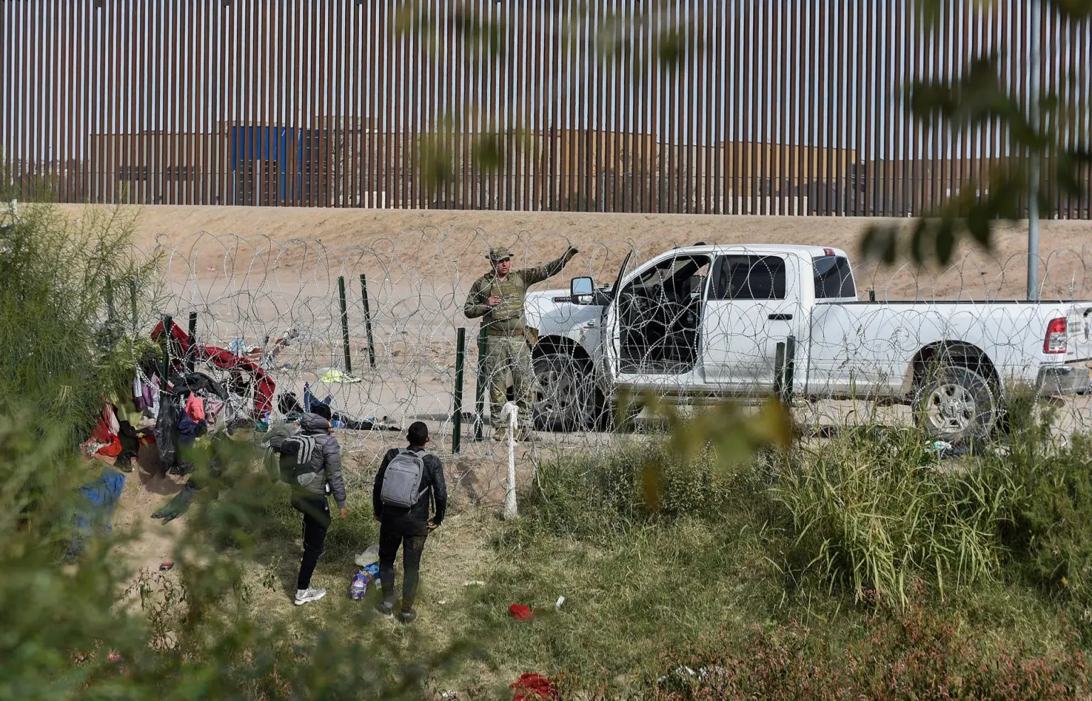 Migrantes quedan varados en la frontera de México-EU con temperaturas de 2 grados
