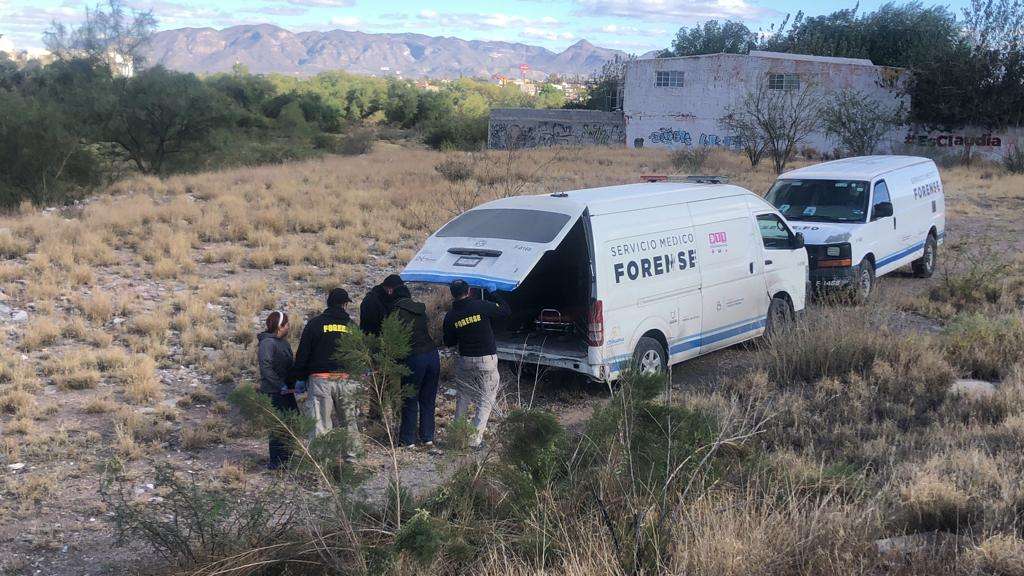 Encuentran a adulto mayor muerto a orillas del río en Chihuahua; estaba semidesnudo