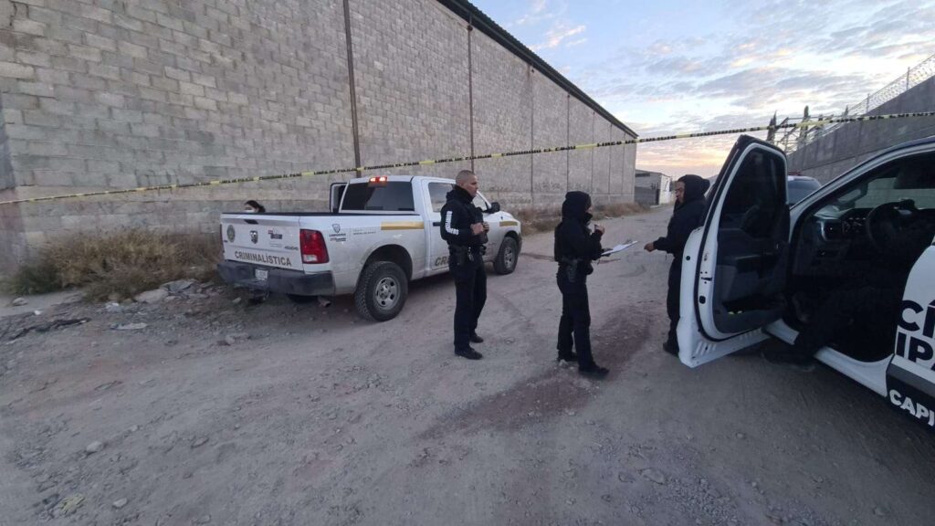 Lo encuentran sentado en la calle ya sin vida; al parecer murió por hipotermia