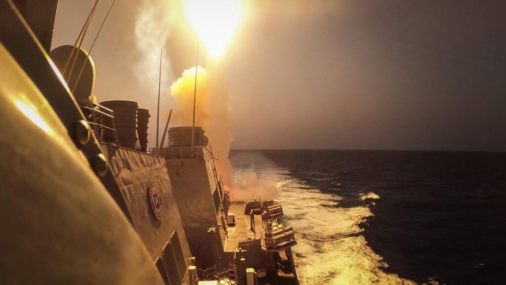 Estados Unidos asegura que derribó 14 drones yemeníes en el mar Rojo