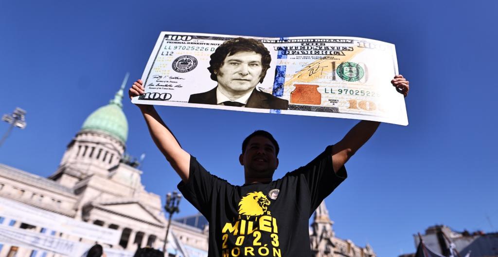 gobierno-de-milei-deval-a-la-moneda-argentina-m-s-de-50-a-800-pesos