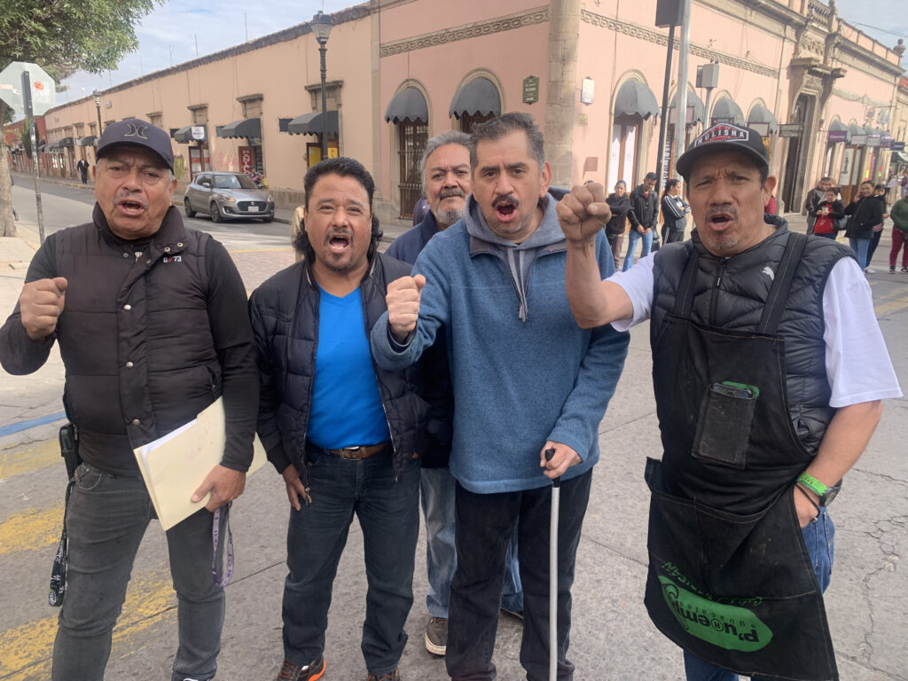 Se manifiestan comerciantes del Excuartel Juárez, amanecen sin luz