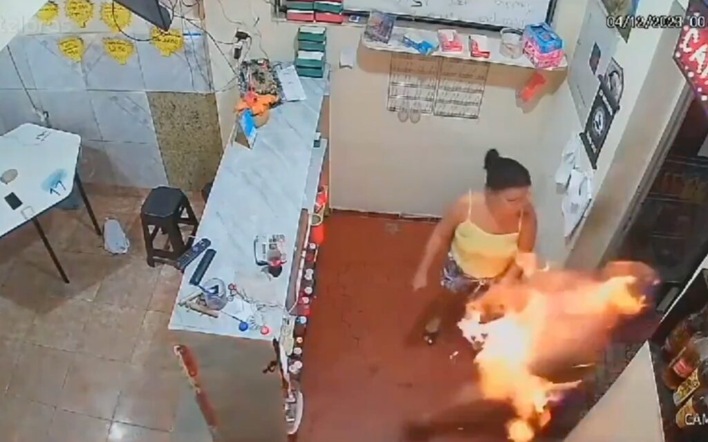Mujer prende fuego a su esposo por celos hasta matarlo
