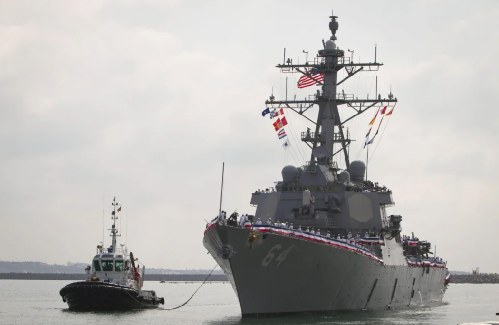 Un buque de guerra de EEUU y varios barcos son atacados en el Mar Rojo, según el Pentágono
