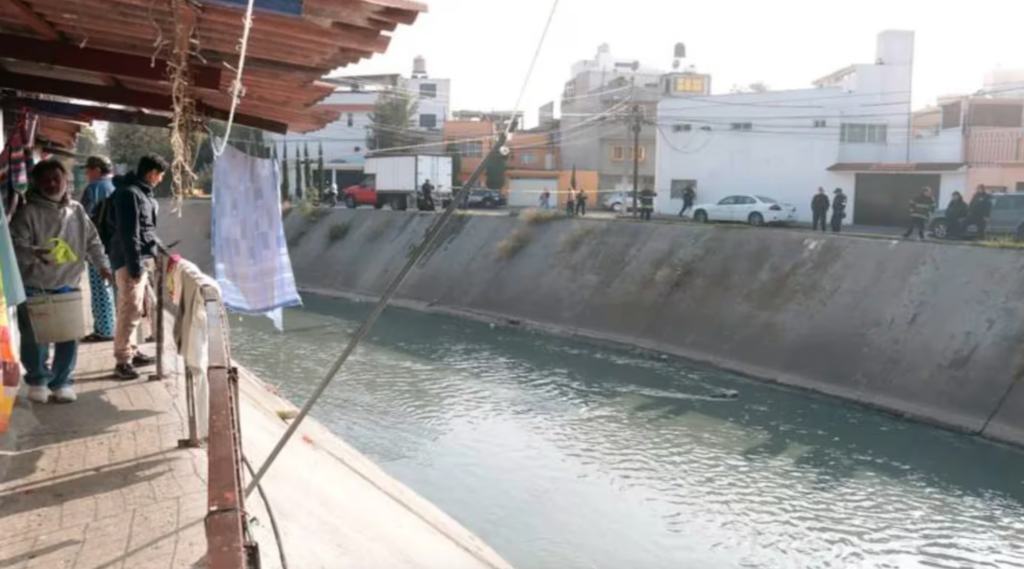 En Cuautitlán, encuentran cadáver atado, con signos de tortura flotando en el río