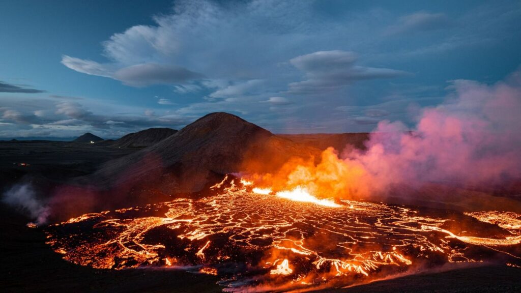 Islandia rebaja nivel de amenaza por erupción de volcán