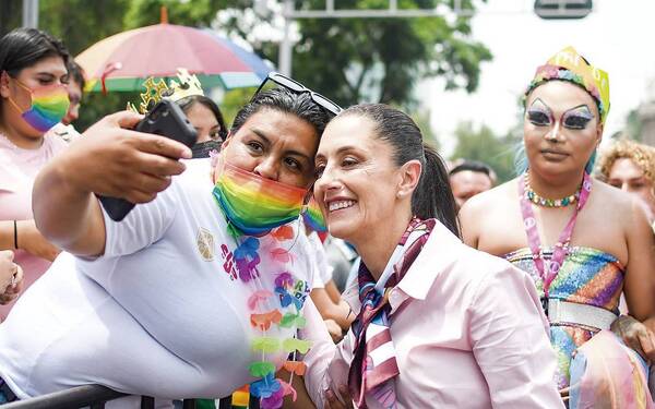 Sheinbaum promete seguir luchando por los derechos de la comunidad LGBT