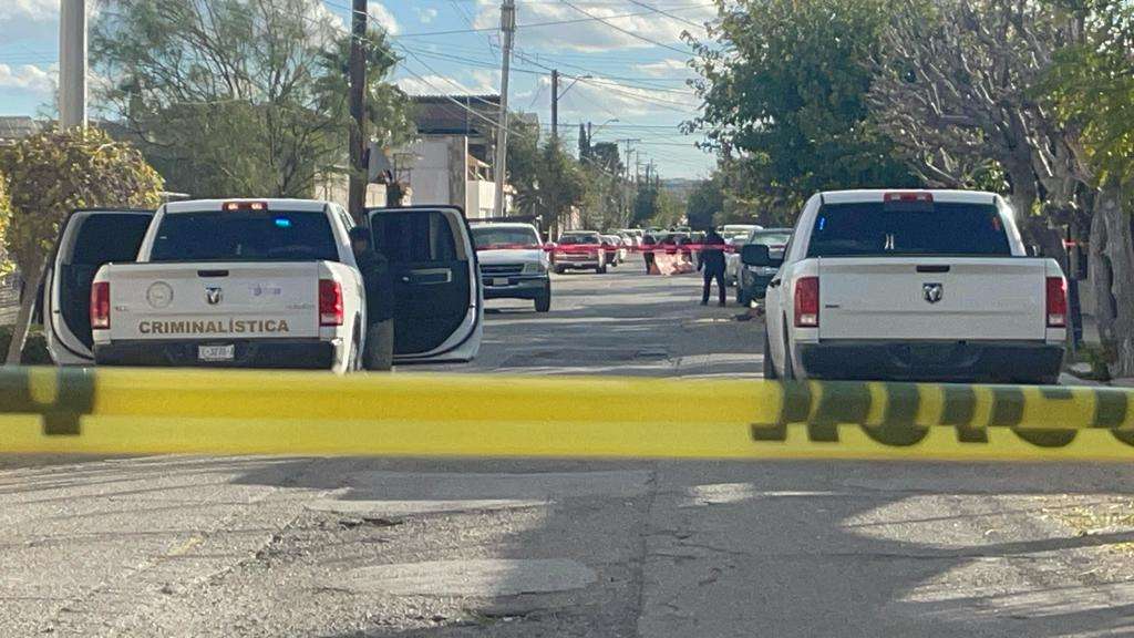 Acribillan a albañiles afuera de una vivienda en Juárez; uno murió y el otro quedó grave
