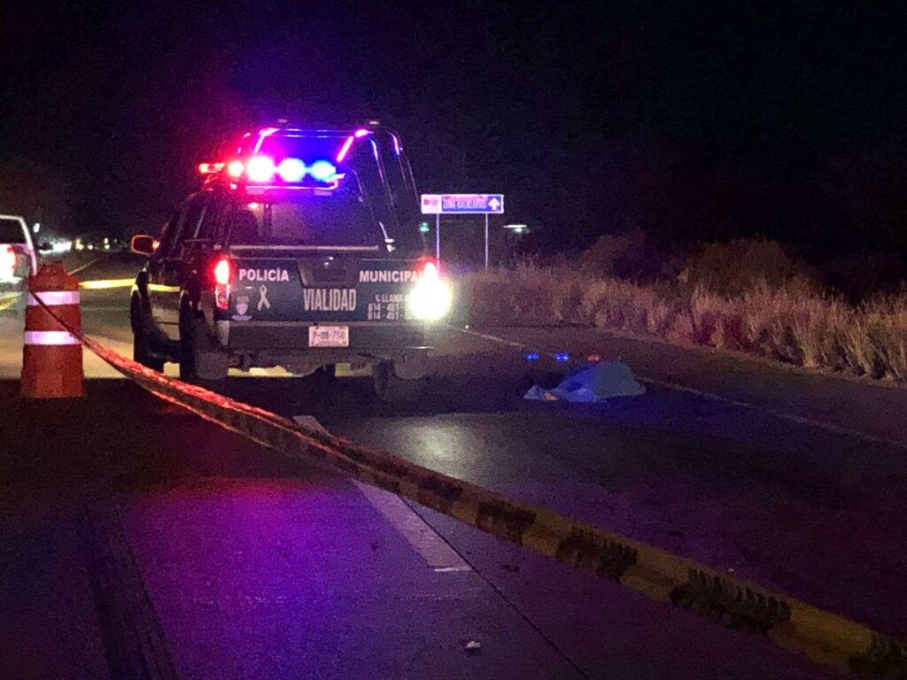 Atropella y mata a 2 mujeres que cruzaban la calle; abandonó el vehículo y huyó del lugar