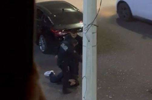 Policías someten de manera violenta a joven