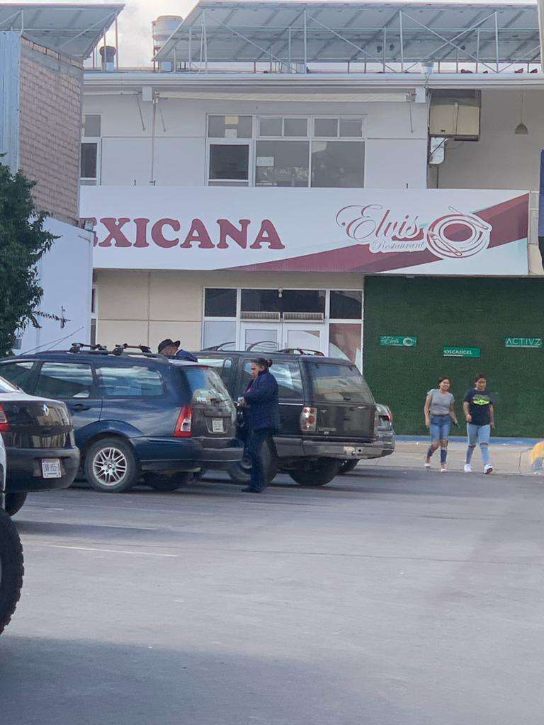 Le roban el dinero de su bolsa, la olvido en el baño