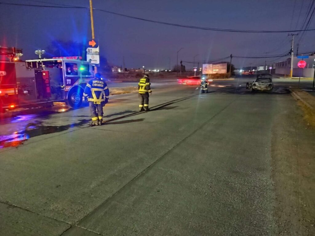 Se incendia automóvil por corto eléctrico