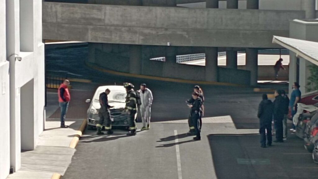 Se incendia vehículo estacionado en hospital