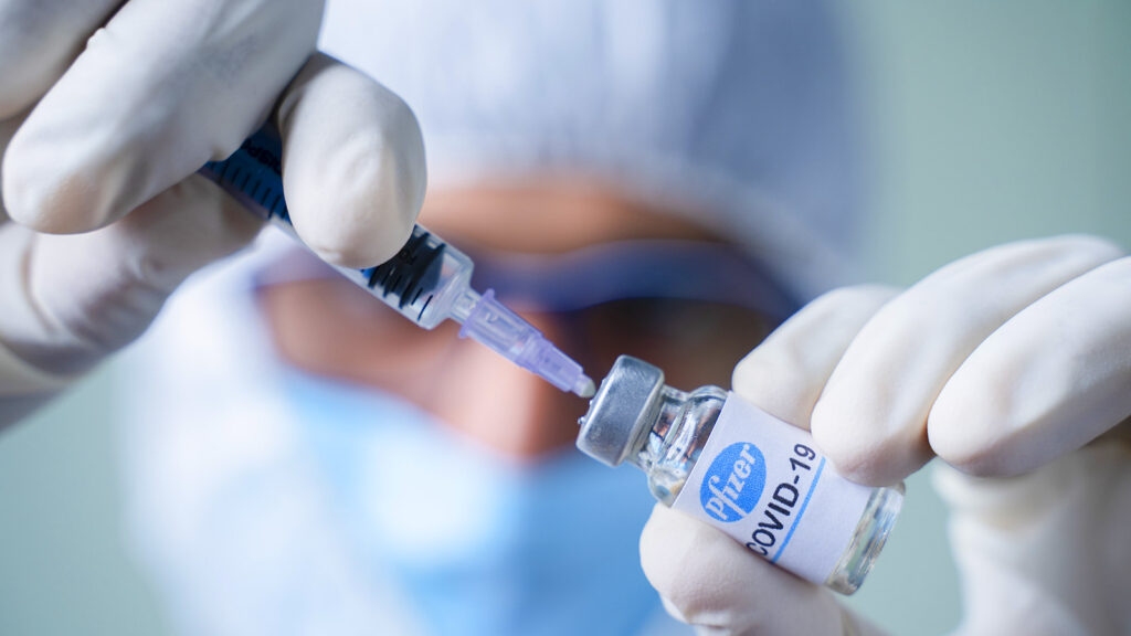 Llega a México primer cargamento de vacunas Pfizer contra Covid-19