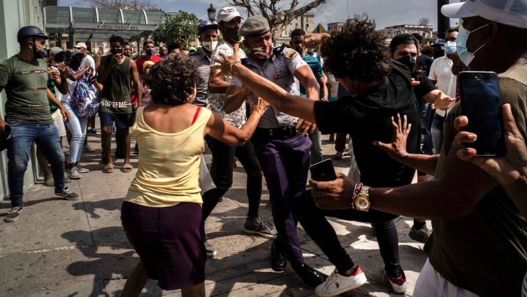 Informe revela que Cuba mantiene más de mil presos políticos