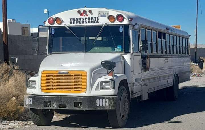 Localizan a una mujer sin vida al interior de un camión de transporte de personal 