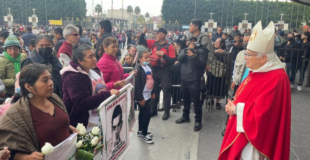 Familiares de los 43 desaparecidos de Ayotzinapa marchan a la Basílica de Guadalupe a más de 9 años del caso