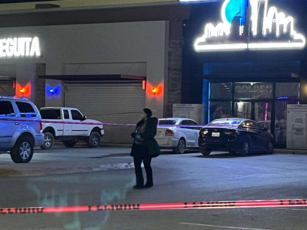 Sicarios lo asesinan a balazos saliendo de un bar; recibió 25 disparos
