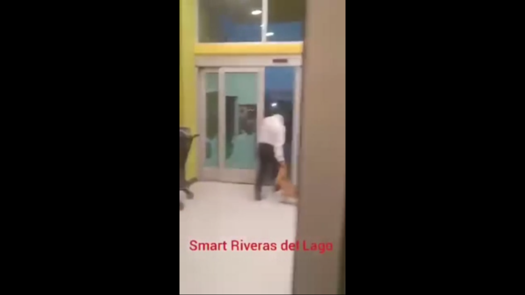 Captan en video a guardia de supermercado, maltratando a un perrito
