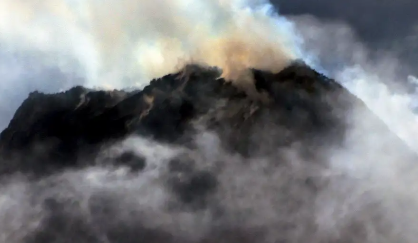 Volcán Marapi de Indonesia entra en erupción y cubre varios pueblos con ceniza
