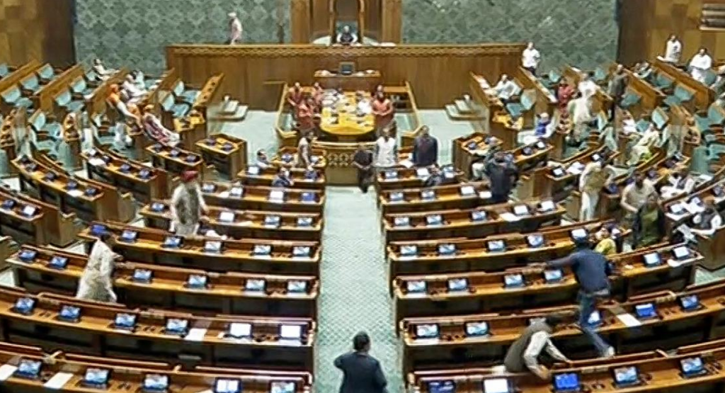 Dos hombres irrumpen en el Parlamento indio y arrojan gas contra legisladores
