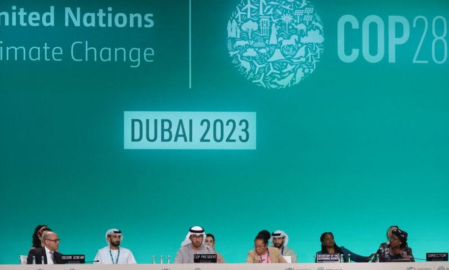 COP28 cierra con acuerdo para dejar atrás los combustibles fósiles