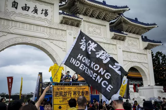 Hong Kong ofrece recompensa para detener a cinco activistas exiliados